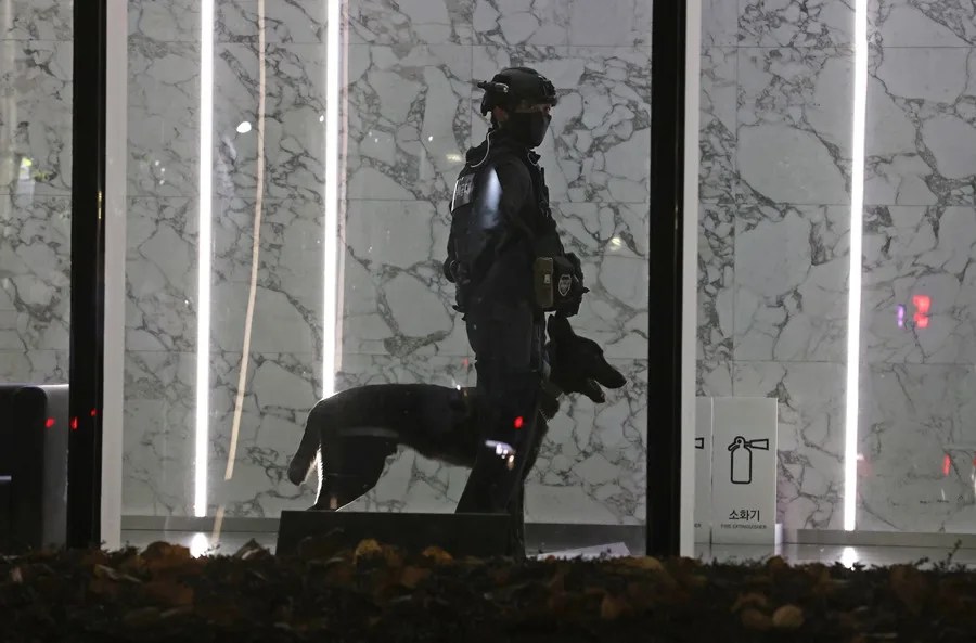 Un oficial de policía en una calle de Seúl.
