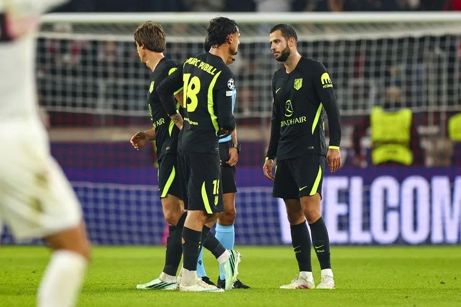 Los jugadores del Atlético reaccionan tras el partido de fase de Liga de Campeones de la UEFA entre el VfB Stuttgart y el Atlético de Madrid
