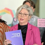 ¿Quién es Helen Haines, la diputada independiente de Australia que perdió una pierna en un atropello deliberado?