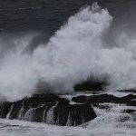Las olas rompen contra la costa de A Coruña