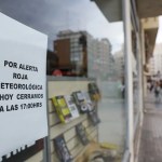 Detalle de un cartel avisando del cierre del comercio por la alerta roja por lluvias