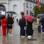 Viandantes se protegen de la lluvia en el centro de Madrid