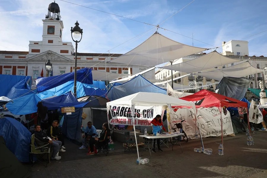 Vista de la acampada de protesta en la Puerta del Sol en Madrid, este sábado.