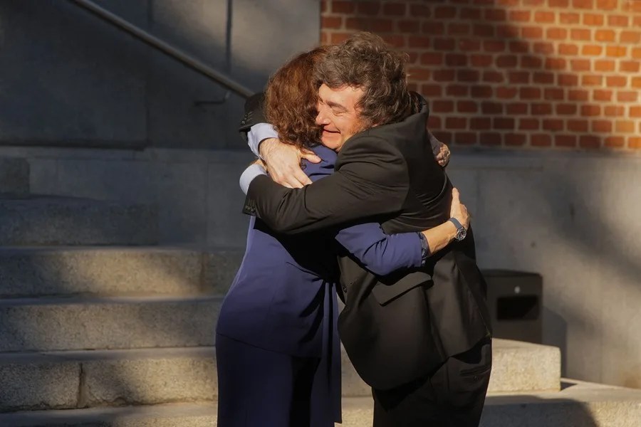 La presidenta de la Comunidad de Madrid, Isabel Díaz Ayuso (i), se reúne con el presidente de la República Argentina, Javier Milei.