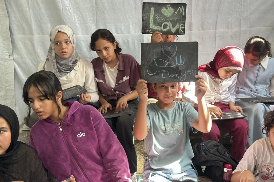 La profesora gazatí Sahar Abu Shibika impartía una clase de ciencias en una tienda de campaña en Jan Yunis (sur de la Franja) cuando una supuesta bala perdida israelí le impactó. "Sentí un dolor agudo y oí un ruido, así que intenté proteger a los alumnos", que al verla cubierta de sangre entraron en pánico, dice a EFE postrada en una cama de hospital. 