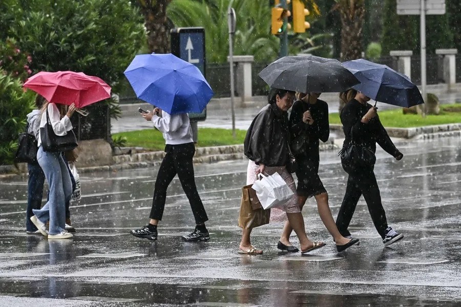 Vista de la lluvia en una calle de Palma este domingo.