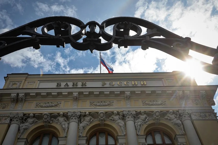La bandera nacional de Rusia ondea en lo alto de la sede del Banco de Rusia (Banco Central de la Federación de Rusia)