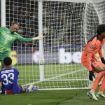 Lamine Yamal (dcha.), del Barcelona, ​​celebra tras marcar el gol del empate 2-2 durante el partido de fase de la Liga de Campeones de la UEFA entre el Paris Saint-Germain FC y el FC Barcelona