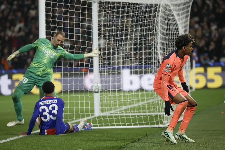 Lamine Yamal (dcha.), del Barcelona, ​​celebra tras marcar el gol del empate 2-2 durante el partido de fase de la Liga de Campeones de la UEFA entre el Paris Saint-Germain FC y el FC Barcelona