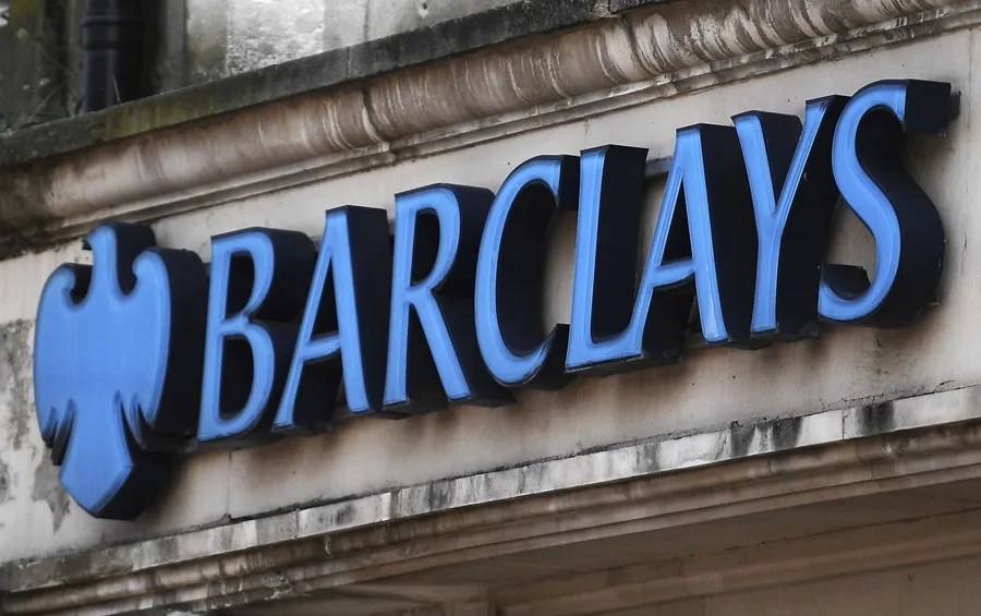 Logotipo del banco Barclays en una de sus sucursales en Londres