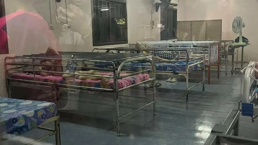 La Policía de Tailandia llevó a cabo este martes un registro en una residencia de ancianos de la provincia occidental de Kanchanaburi, después de que una mujer denunciara en un programa de televisión local que el centro contaba con jaulas de metal instaladas en varias camas para retener a los residentes.