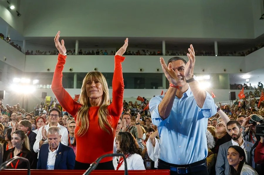 El presidente del Gobierno, Pedro Sánchez, y su mujer Begoña Gómez