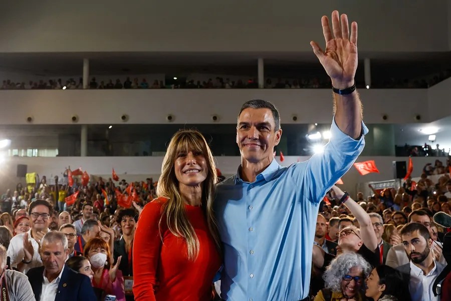 El presidente del Gobierno, Pedro Sánchez (c-i), y su mujer Begoña Gómez (c-d)