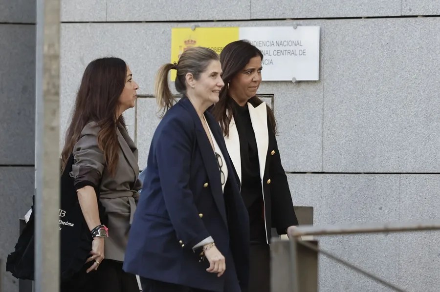 La jueza Beatriz Biedma (d)