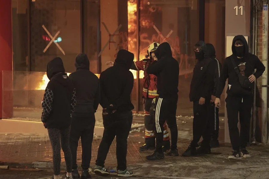 Un bombero habla con un grupo de asistentes a la manifestación en Bilbao.