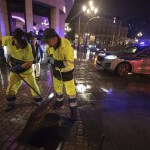 Operarios comprueban el sistema de alcantarillado en Bilbao como consecuencia de las fuertes precipitaciones de este sábado.