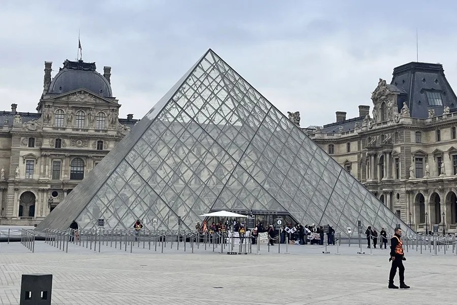 El acceso al Museo del Louvre estaba bloqueado este lunes por estudiantes de la Escuela del Louvre en apoyo al movimiento de los estudiantes de secundaria.