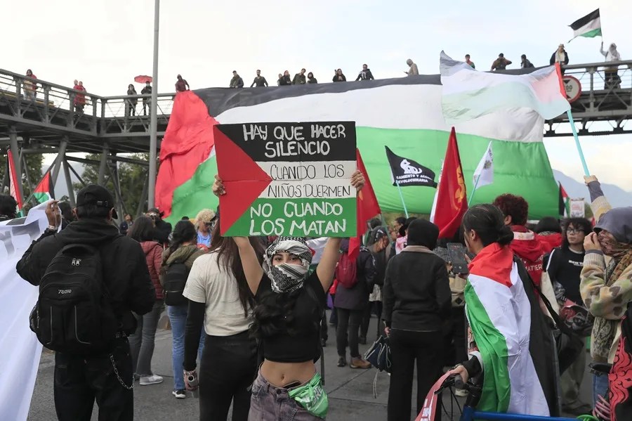 Centenares protestan en Bogotá en rechazo a la relación del nuevo Gobierno con Israel