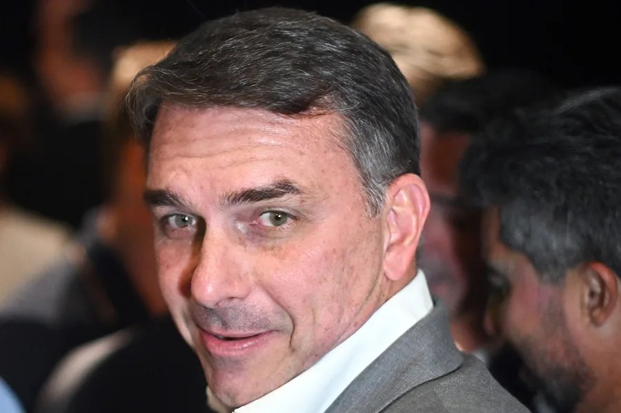 Flávio Bolsonaro pide la renuncia del magistrado que condenó a su padre y a su hermano