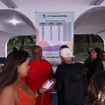 Ciudadanos verifican su nombre en el centro de votación instalado en la escuela Ayrton Senna da Silva, junto a la favela de Rocinha