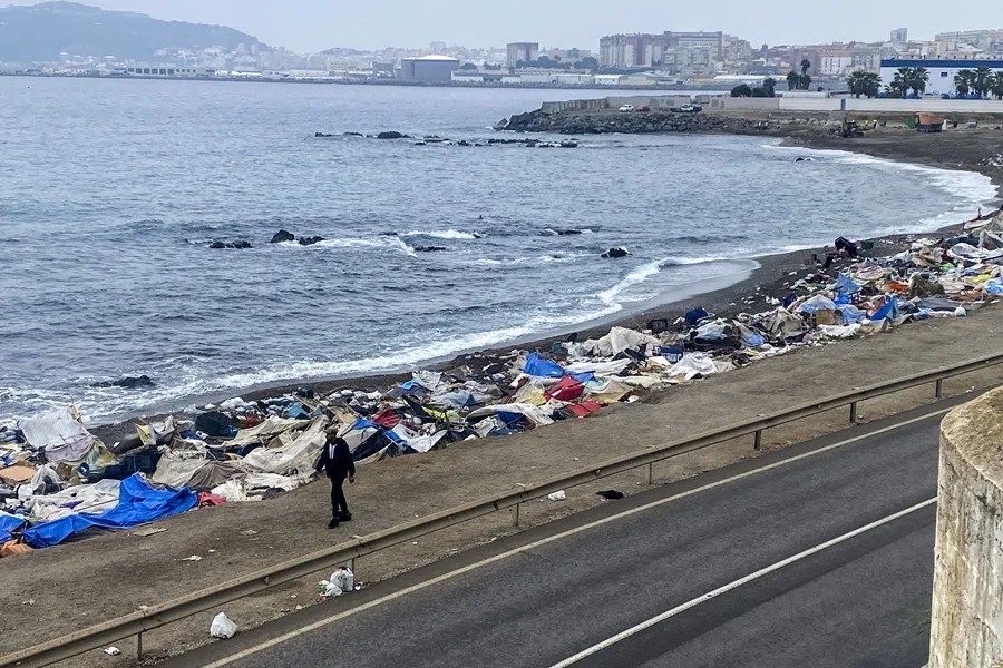 La playa del Trampolín y su entorno tras ser desalojados los migrantes.