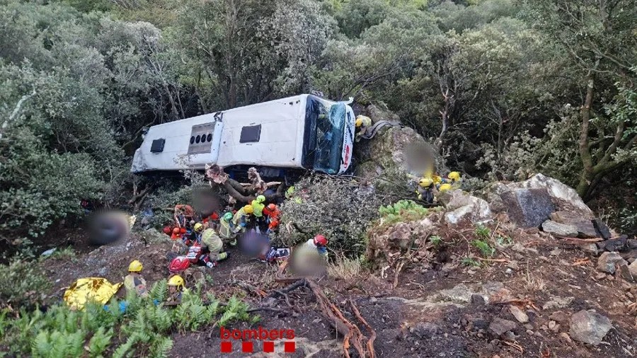 Imagen del autocar siniestrado.