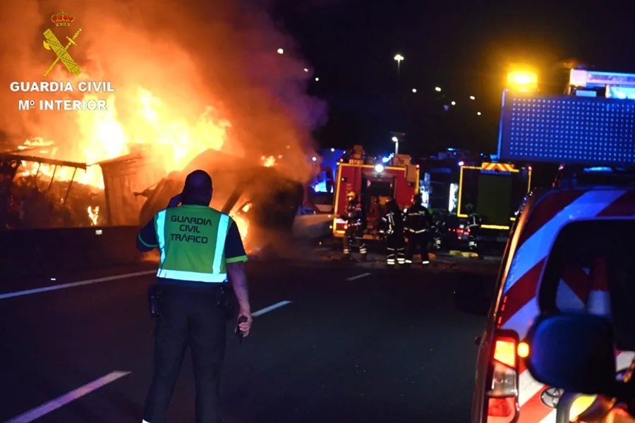 Un camión ha volcado y, posteriormente, se ha incendiado este viernes en la autopista AP-9, a la altura del punto kilométrico 121, en el término municipal de Barro (Pontevedra)