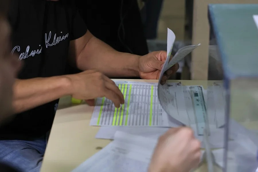 Un miembro de una mesa electoral revisa el censo.