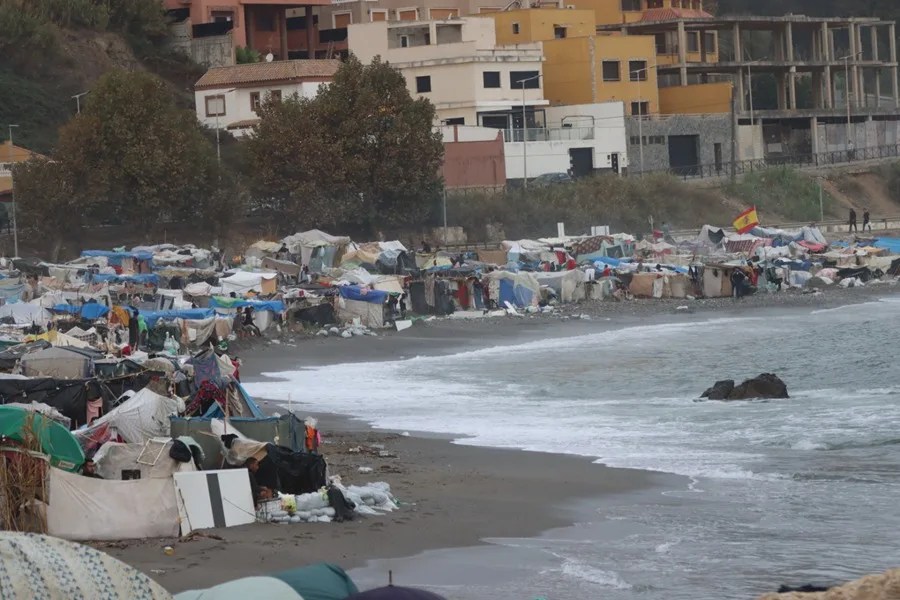 Estado en el que se encuentra la playa del Trampolín de Ceuta, este sábado.