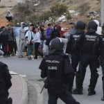 Miembros de la Policía Nacional partipan este domingo en una operación para desalojar las naves del Tarajal