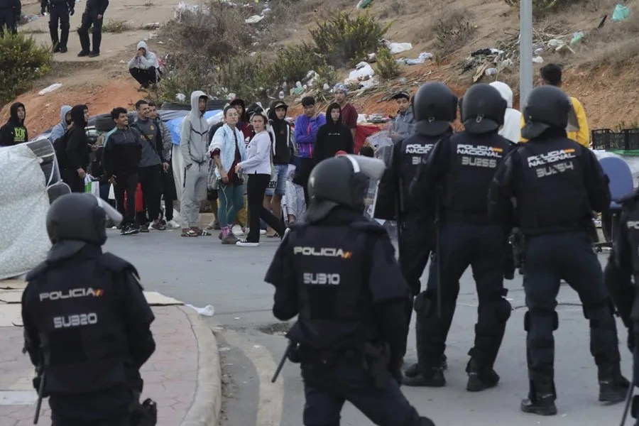 Miembros de la Policía Nacional partipan este domingo en una operación para desalojar las naves del Tarajal