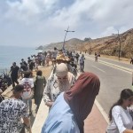 Miles de jóvenes marroquíes acuden a la frontera entre Castillejos (Marruecos) y Ceuta (España).