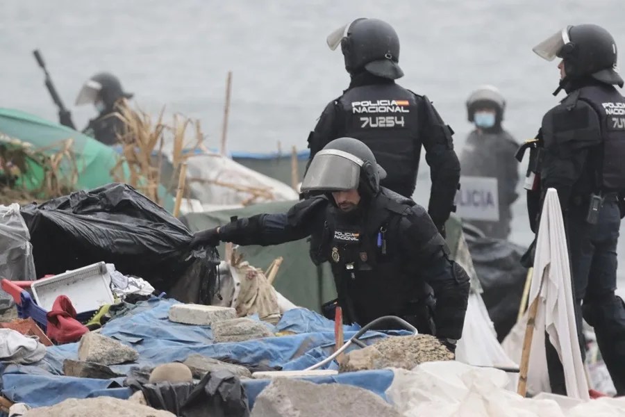 La Policía Nacional ha puesto en marcha a primeras horas de la mañana de este domingo un dispositivo para comenzar a levantar el asentamiento de la playa del Trampolín, donde viven más de 3.000 migrantes.
