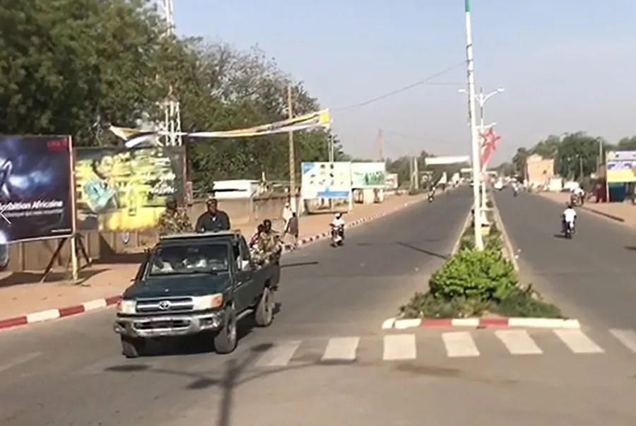 Personal militar circula por una carretera en Yamena, Chad