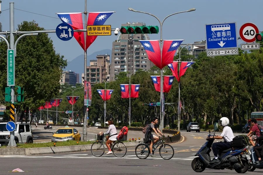 Banderas de Taiwán ondean a lo largo de una carretera hoy en Taipéi.