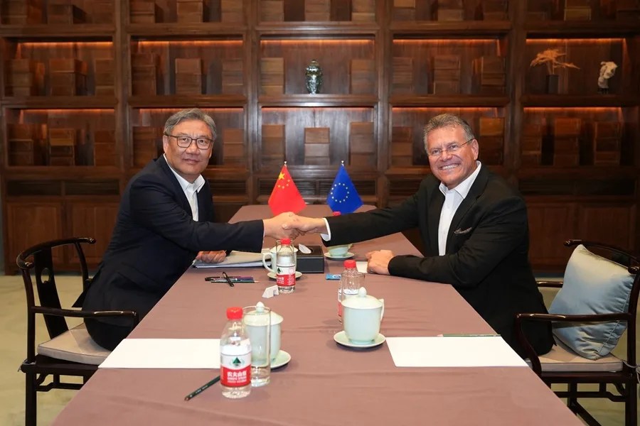 El comisario europeo de Comercio, Maros Sefcovic (d), junto al ministro chino de Comercio, Wang Wentao, en Pekín.