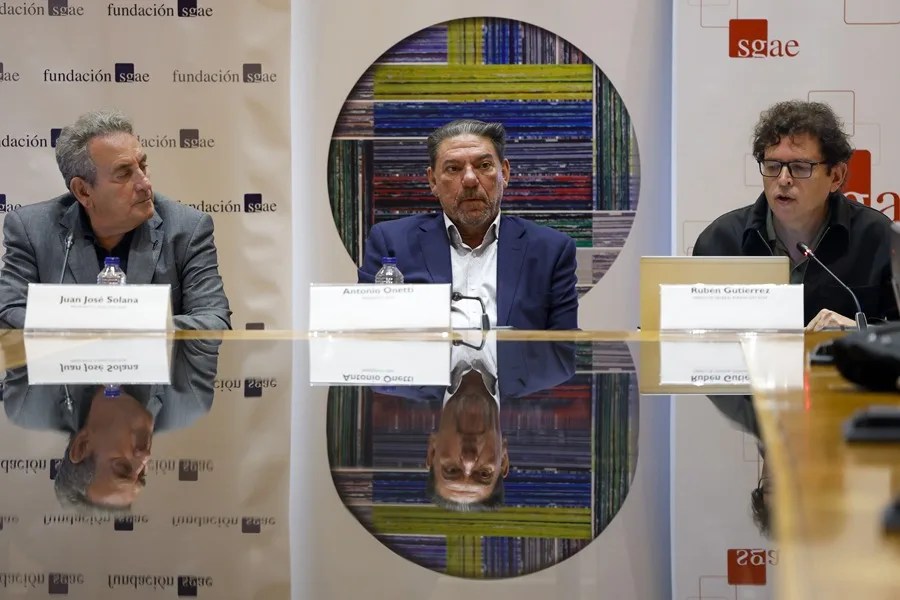 El presidente de la Sociedad General de Autores y Editores (SGAE), Antonio Onetti (c), acompañado de Juan José Solana (i), presidente de la Fundación SGAE y de Rubén Gutiérrez