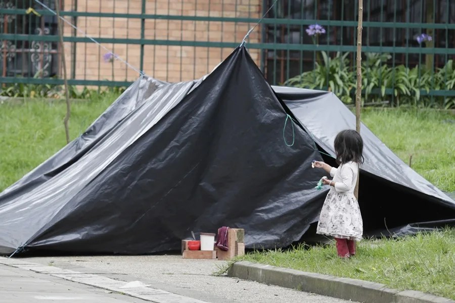 Indígenas acampan en el Parque Nacional este viernes, en Bogotá