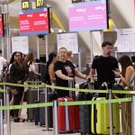 Cientos de pasajeros facturan sus maletas