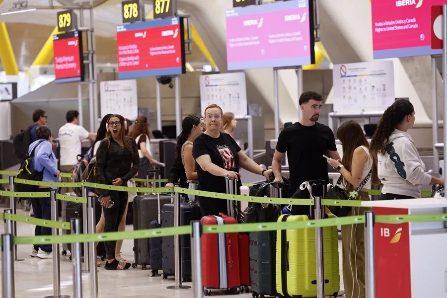 Cientos de pasajeros facturan sus maletas