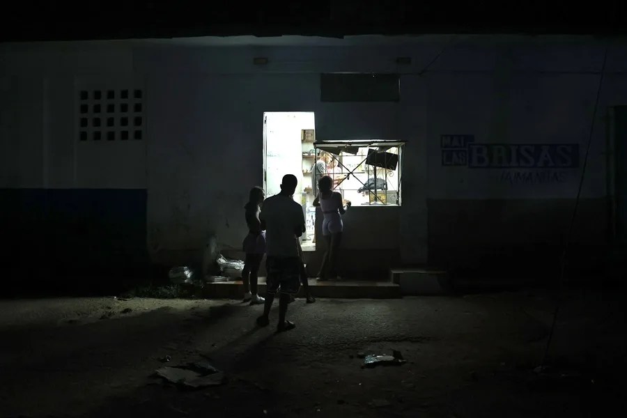 El Sistema Electroenergético Nacional (SEN) de Cuba se reconectó este sábado en el oriente de la isla, apenas cuatro horas después de la caída parcial que sufrió, debido a un disparo en la línea 220 kilovoltios (kV), informó la compañía estatal Unión Eléctrica (UNE).