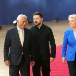 El presidente del Consejo Europeo, Antonio Costa, el presidente de Ucrania, Volodímir Zelenski, y la presidenta de la Comisión Europea, Ursula von der Leyen, asisten al segundo día de una cumbre del Consejo Europeo de dos días en Bruselas, Bélgica, el 16 de octubre de 2026. EFE/EPA/OLIVIER MATTHYS