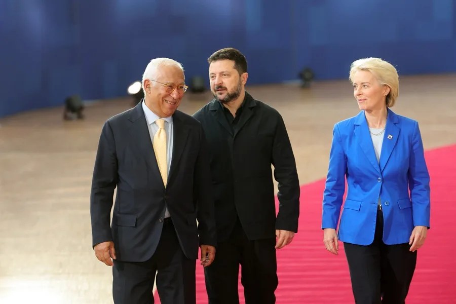 El presidente del Consejo Europeo, Antonio Costa, el presidente de Ucrania, Volodímir Zelenski, y la presidenta de la Comisión Europea, Ursula von der Leyen, asisten al segundo día de una cumbre del Consejo Europeo de dos días en Bruselas, Bélgica, el 16 de octubre de 2026. EFE/EPA/OLIVIER MATTHYS