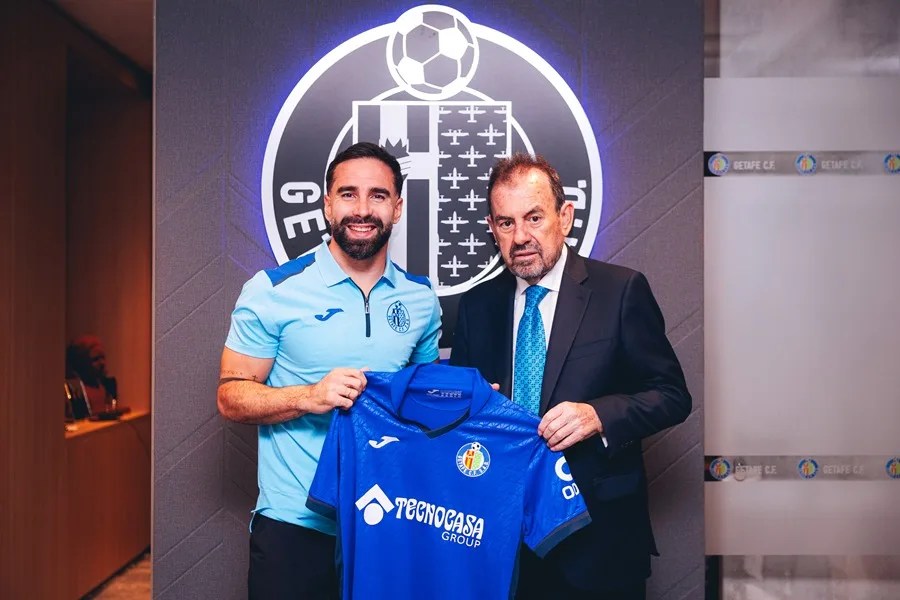 El jugador Dani Carvajal junto al presidente del Getafe, Ángel Torre