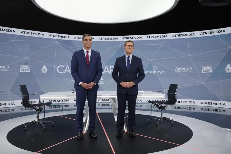 El presidente del Gobierno, Pedro Sánchez (i) y el popular Alberto Núñez Feijóo, en una imagen de archivo de un debate para las elecciones de 2023