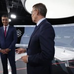Pedro Sánchez y Alberto Núñez Feijoo, antes de iniciar un debate en 2023.