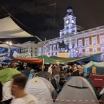 Personas acampan en la plaza La Puerta del Sol durante la sexta noche de manifestaciones
