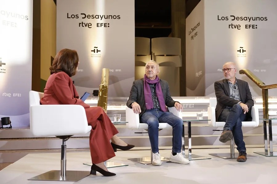 La directora de Economía de la Agencia EFE, Mamen Jiménez (i) deb ate con los secretarios generales de UGT, Pepe Álvarez (c) y CCOO, Unai Sordo (f)