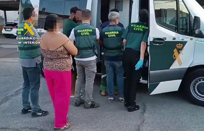 Imagen de la detención por parte de la Guardia Civil de las personas presuntamente implicadas en la sustracción de joyas y dinero en siete iglesias de Badajoz y Sevilla EFE/Guardia Civil