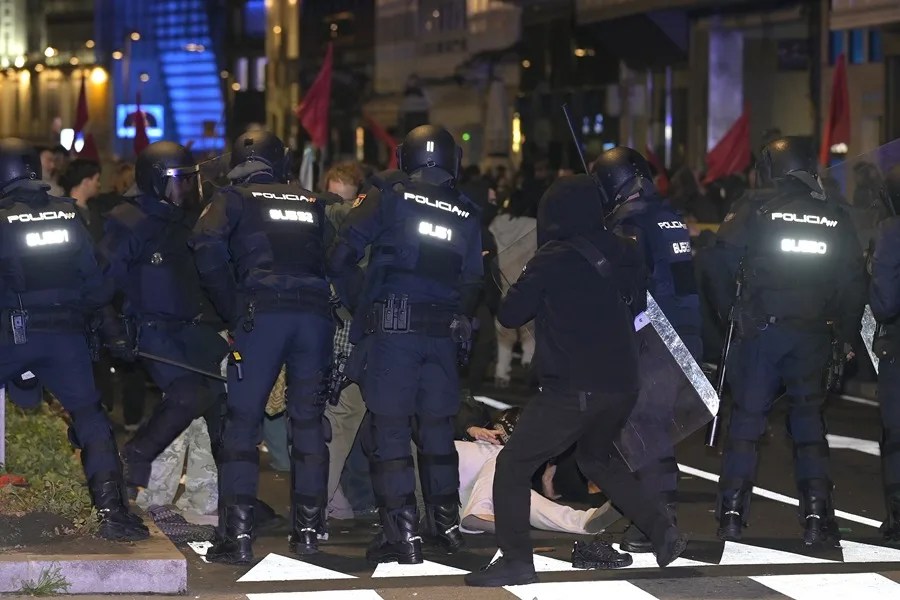 La Policía Nacional en A Coruña durante una manifestación de unas 2.500 personas "contra el fascismo y la violencia policial".